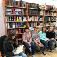 Uczniowie podczas czytania w bibliotece