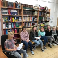 Uczniowie podczas czytania w bibliotece